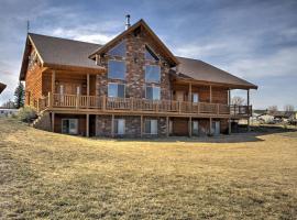 Rustic Bryce Canyon Home with Deck on Sevier River!，位于哈奇的度假屋