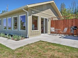 Sequim Cottage with Panoramic Olympic Mtn Views!，位于塞奎姆的酒店