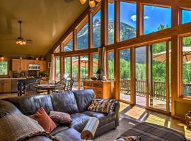 Peaceful Marble, Colorado Home with Deck and Mtn Views，位于Marble的酒店
