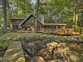 Secluded Stroudsburg Home with Deck, Grill and Stream!，位于斯特劳兹堡的乡村别墅