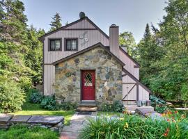 West Dover Vacation Rental with Hot Tub Near Mt Snow，位于西多佛的酒店