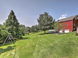 Finger Lakes Vacation Rental 6 Acres with Pool!，位于Naples的酒店