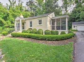 Le Canard Cottage with Porch 10 Mi to Asheville!，位于Arden的带停车场的酒店