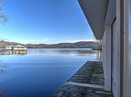 Paradise Cove Cabin with Boathouse and Dock，位于甘特斯维尔的酒店