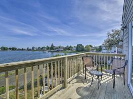 Coastal Rhode Island Home with Kayaks, Deck and Grill!，位于朴茨茅斯的酒店