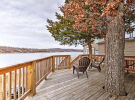 Cozy Camdenton Cottage with Deck and Boat Dock Access!，位于卡姆登顿的海滩短租房