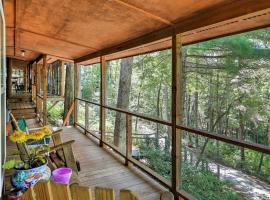 Mountain Rest Cottage with Gas Fireplace!，位于Walhalla的酒店