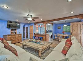Cozy Blue Adobe with Steam Room 2 Mi from Taos!，位于El Prado的酒店