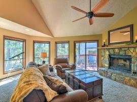 Wooded Retreat with Deck 4 Mi to Downtown Flagstaff，位于弗拉格斯塔夫的Spa酒店