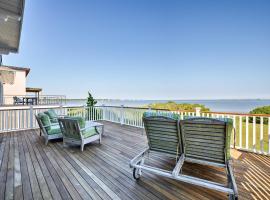 Luxe Waterfront East Quogue Home with Beach On-Site!，位于East Quogue的酒店