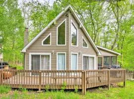 Pools, Hot Tub and More Bushkill Mountain Getaway!