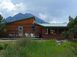 Emigrant Cabin on 10 Acres w/ BBQ & Peaceful Views，位于Emigrant的酒店