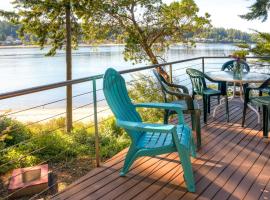 Waterfront Bainbridge Island Home with Stunning Views，位于Agate Point的度假屋