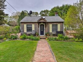 Cute East Hampton Cottage with Patio - Walk to Beach，位于东汉普顿的别墅