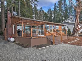 Gorgeous Poulsbo Waterfront Home on Liberty Bay!，位于波尔斯波的酒店