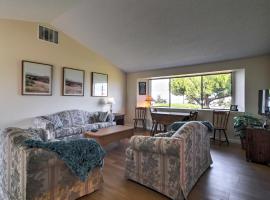 Sequim Condo with View, Easy Access to Private Beach，位于塞奎姆的酒店