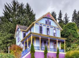 Astoria Painted Lady Historic Apt with River View!，位于阿斯托里亚的酒店