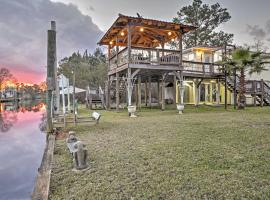 Bay St Louis House with Boat Dock and Launch!，位于Shoreline Park的酒店