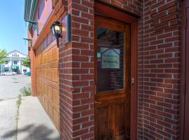 Charming Saugatuck Condo with Private Deck and Grill!，位于索格塔克的公寓