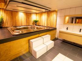 Luxus Familienvilla mit Jacuzzi & Sauna，位于曲马勒姆的酒店