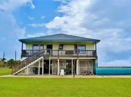 Spacious Galveston Retreat with Yard and Beach Access!