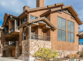 Park City Townhome with Views - Walk to Gondola!，位于帕克城的酒店