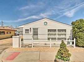 Beachy Lavallette Cottage with Outdoor Shower, Patio，位于拉瓦莱特的酒店