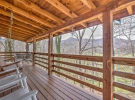 Serene Cabin in the Smokies with 2 Decks and Hot Tub!，位于韦恩斯维尔的酒店