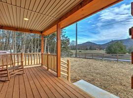 Quiet Shenandoah Cabin with Porch and Pastoral Views!，位于仙纳度的度假屋