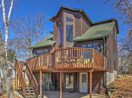 Crosslake Home on Little Pine Lake with Boat Landing，位于Cross Lake的带停车场的酒店