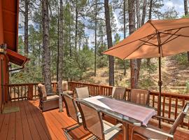 Prescott Cabin with Beautiful Forest Views and Deck!，位于普雷斯科特的乡村别墅