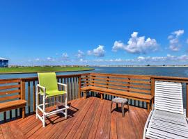 Waterfront Corpus Christi Townhome with Pool and Dock!，位于科珀斯克里斯蒂的酒店