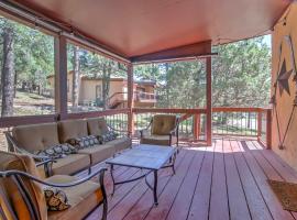 Alto Condo with Deck 2 Mi to Ruidoso Winter Park!，位于阿尔托的酒店