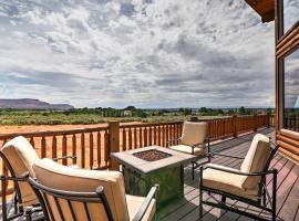 Dreamy Kanab Cabin with Hot Tub and Panoramic Views!，位于卡纳布的酒店