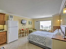 Daytona Beach Studio with Oceanfront Balcony and Pool!，位于代托纳海滩的Spa酒店