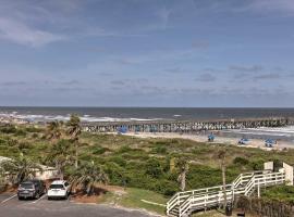 Isle of Palms Beachfront Condo with Balcony and Pool!，位于棕榈岛的酒店