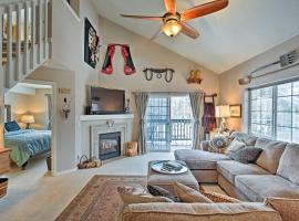 Steamboat Springs Condo w/ Hot Tub & Ski Bus!，位于斯廷博特斯普林斯的酒店