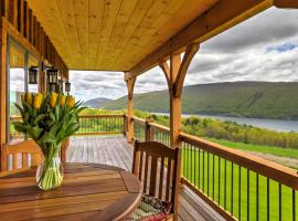 Naples Cabin with Lake Views and Wraparound Deck!，位于Naples的乡村别墅