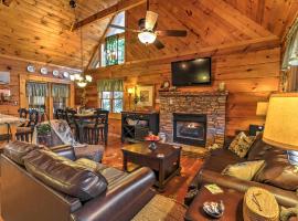 Cozy Nest Gatlinburg Cabin with Porch and Jacuzzi!，位于加特林堡的酒店