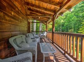 Scenic Trade Cabin with Deck Near Boone and App State!，位于Trade的别墅