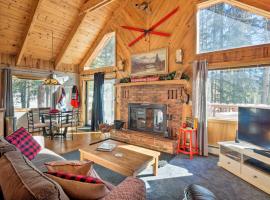 Alma Cloud 9 Cabin with Fireplace and Wooded Views!，位于Alma的酒店