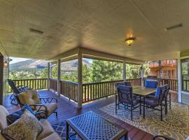 Upscale Flagstaff Home with Hot Tub and Mountain Views，位于弗拉格斯塔夫的酒店