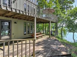 Waupaca Lakefront Home with Pool Table and Dock!，位于Waupaca的酒店