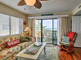 Ocean-View Condo with Deck, Steps to Carolina Beach!，位于卡罗来纳比奇的酒店