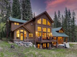 Breckenridge Home with Deck and Hot Tub Near Skiing!，位于蓝河的酒店