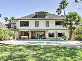 Pool and Hot Tub Lakefront Harlingen Home，位于哈灵根的酒店