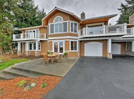 Airy Home Near Anacortes with San Juan de Fuca Views，位于安娜柯蒂斯的酒店