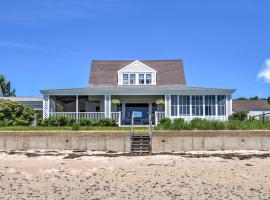 Kennebunk Cottage with Private Beach and Ocean Views!，位于肯纳邦克的酒店