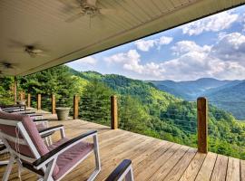 Private Blue Ridge Home with Hot Tub, Mountain Views，位于Marshall的酒店