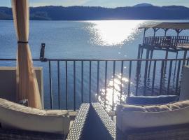 Lakefront Retreat with Dock, Paddle Boards and Kayaks!，位于克利尔莱克的酒店